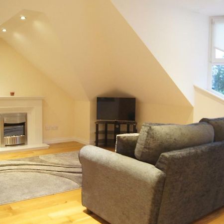 Modern, Cosy Apartment In Bearsden With Private Parking Glasgow Esterno foto