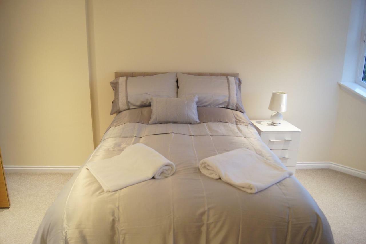 Modern, Cosy Apartment In Bearsden With Private Parking Glasgow Esterno foto