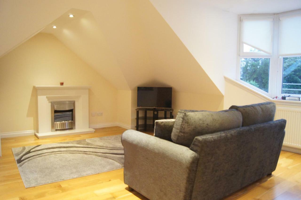 Modern, Cosy Apartment In Bearsden With Private Parking Glasgow Esterno foto