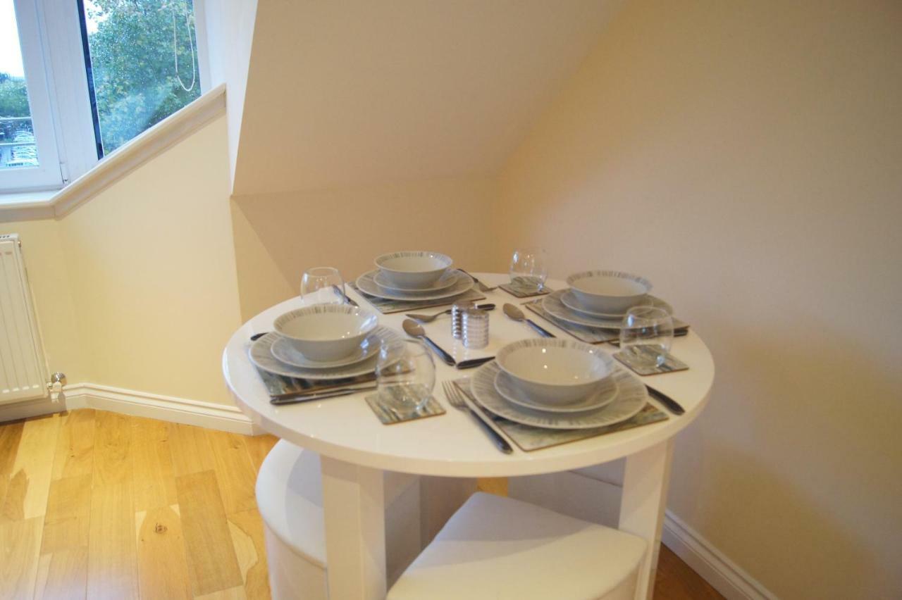 Modern, Cosy Apartment In Bearsden With Private Parking Glasgow Esterno foto
