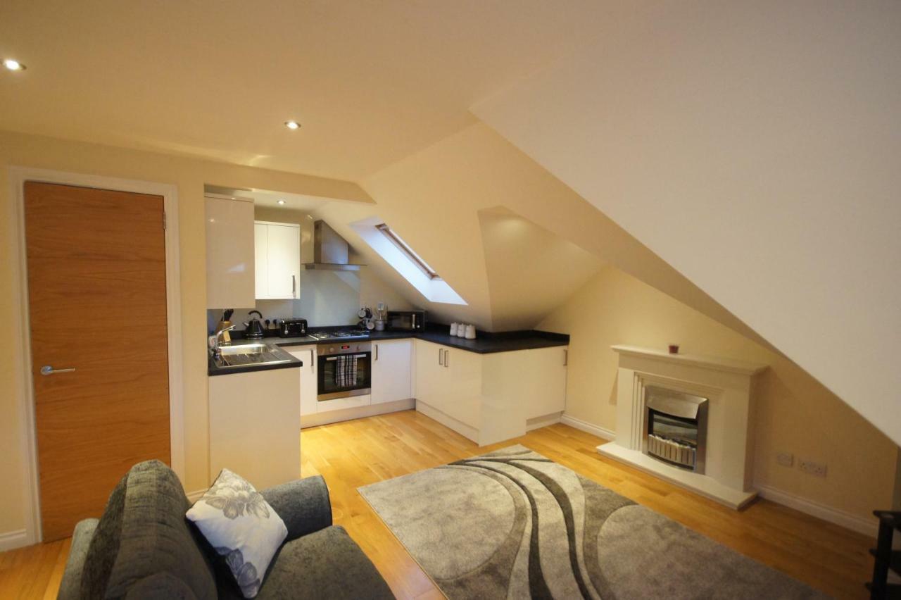 Modern, Cosy Apartment In Bearsden With Private Parking Glasgow Esterno foto